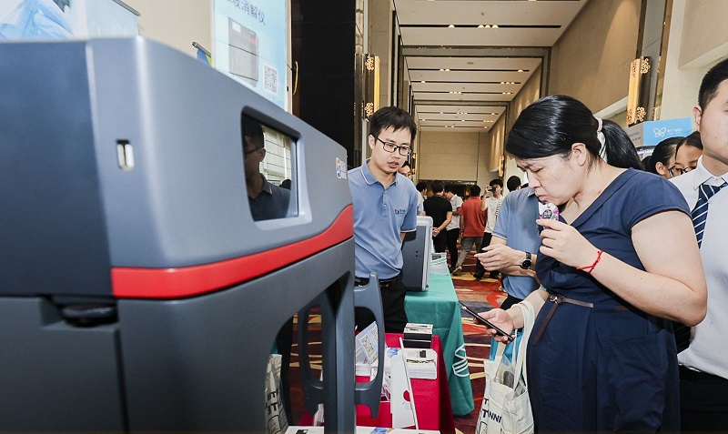 銷售總經(jīng)理為客戶展示商品，耐心答疑解惑